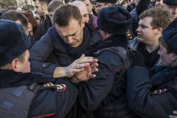 Задержание Навального. Фото: Евгений Фельдман //Meduza.io