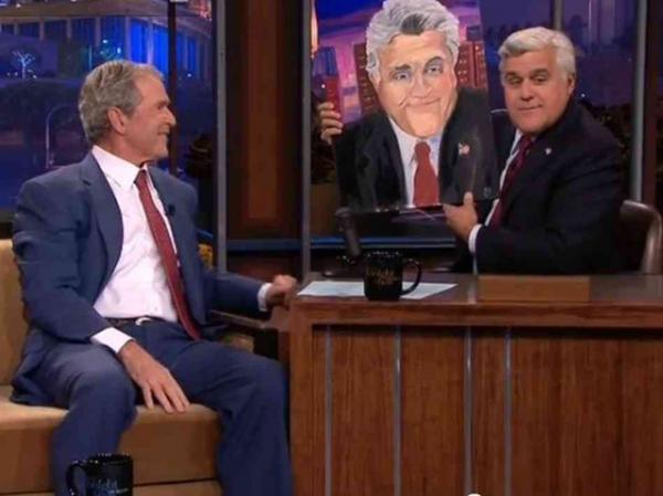 Джордж Буш дарит Джею Лено его портрет собственной работы 