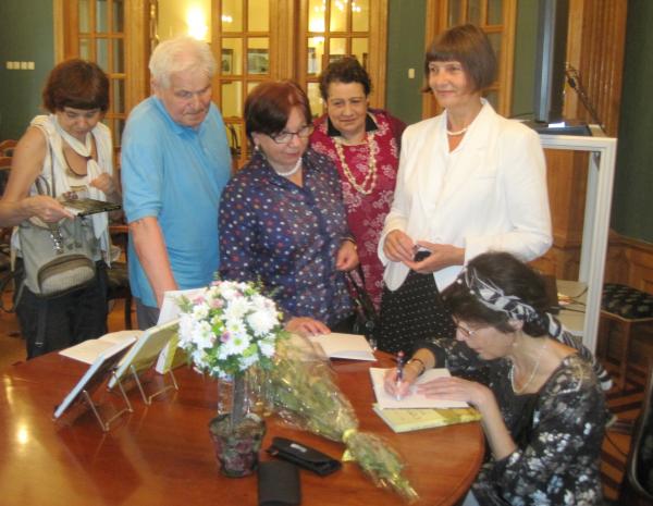 На презентации новой книги в Голубой гостиной