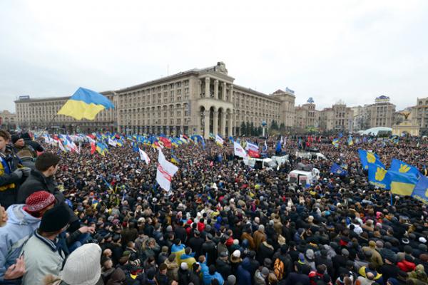 Митинг на Майдане Незалежности (означает «Площадь Независимости», центральная площадь Киева) за европейскую интеграцию. 1 декабря 2013 г. Митинг на Майдане Незалежности (означает «Площадь Независимости», центральная площадь Киева) за европейскую интеграцию. 1 декабря 2013 г.