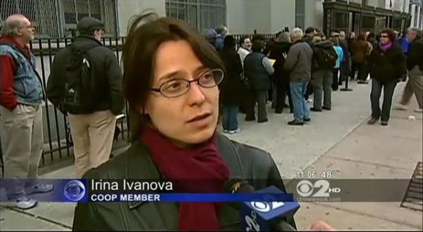 Ирина Иванова дает интервью нью-йоркскому каналу CBS-2 во время голосования кооператива Парк Слоуп по вопросу бойкота израильских продовольственных товаров. Photo courtesy: CBS2 NY/ Seagulll Publications