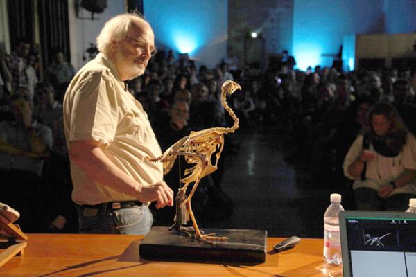 Профессор Джек Хорнер на лекции демонстрирует подобие скелетов птицы и динозавра. Photo Courtesy: Joe Pugliese  / Wikipedia