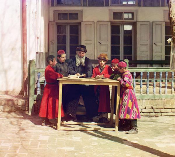 Бухарские евреи: группа еврейских мальчиков с учителем в Самарканде. Фото сделано в период с 1909 по 1915 год Сергеем Михайловичем Прокудиным-Горским как часть его труда по документированию жизни и быта Российской империи. Оригинал хранится в Библиотеке Конгресса США. Бухарские евреи: группа еврейских мальчиков с учителем в Самарканде. Фото сделано в период с 1909 по 1915 год Сергеем Михайловичем Прокудиным-Горским как часть его труда по документированию жизни и быта Российской империи. Оригинал хранится в Библиотеке Конгресса США.