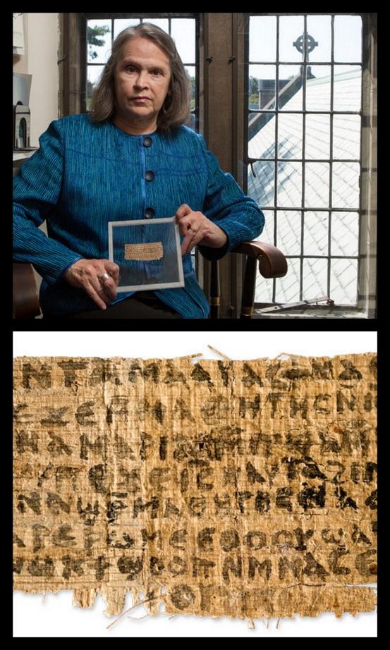 Профессор богословия Гарвардского университета Карен Кинг демонстрирует корреспонденту папирус с «Евангелием от жены Иисуса»