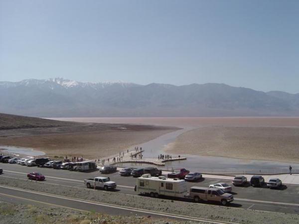 Эфемерное озеро Бэдуотер (Lake Badwater) в Национальном парке «Долина смерти» (Death Valley National Park). Популярное у туристов место расположено на глубине 282 фута ниже уровня моря. Немного воды в этом озере бывает весной, как на этом снимке, сделанном в 2005 году. Эфемерное озеро Бэдуотер (Lake Badwater) в Национальном парке «Долина смерти» (Death Valley National Park). Популярное у туристов место расположено на глубине 282 фута ниже уровня моря. Немного воды в этом озере бывает весной, как на этом снимке, сделанном в 2005 году.
