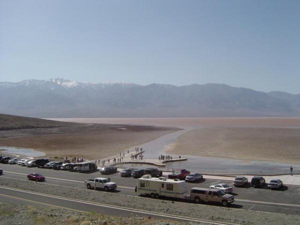 Эфемерное озеро Бэдуотер (Lake Badwater) в Национальном парке «Долина смерти» (Death Valley National Park). Популярное у туристов место расположено на глубине 282 фута ниже уровня моря. Немного воды в этом озере бывает весной, как на этом снимке, сделанном в 2005 году.