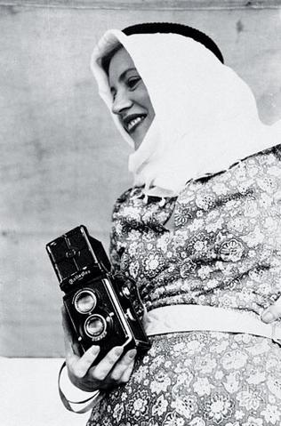 Ли Миллер в Египте с камерой «Роллейфлекс». 1935 г. 