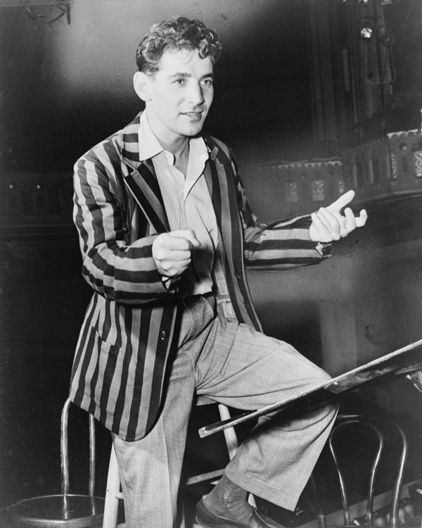 Леонард Бернстайн дирижирует Нью-Йоркским городским симфоническим оркестром, 1945 г. Library of Congress. New York World-Telegram & Sun Collection