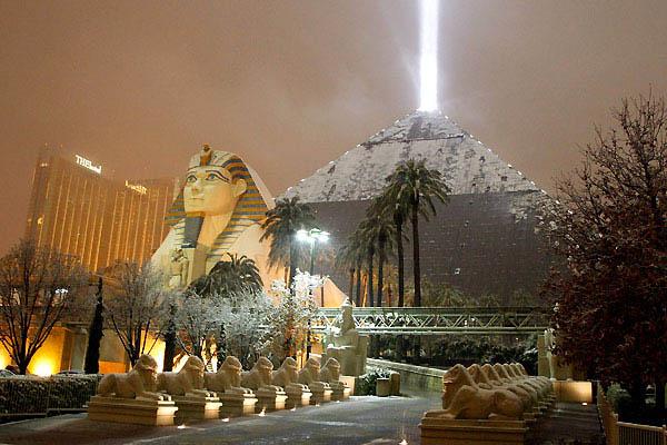 Отель Luxor в форме пирамиды Хеопса, из вершины которой бьет мощнейший луч света — символ веры египтян