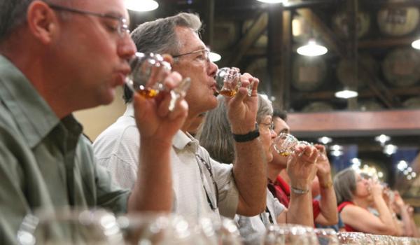 Туристы дегустируют виски на винокурне Maker’s Mark, Лоретто, Кентукки