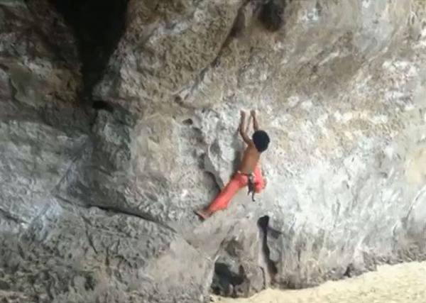 Таиландец  Неу демонстрирует свое умение взбираться на любую скалу. Кадр видео Джона Ёрли. 