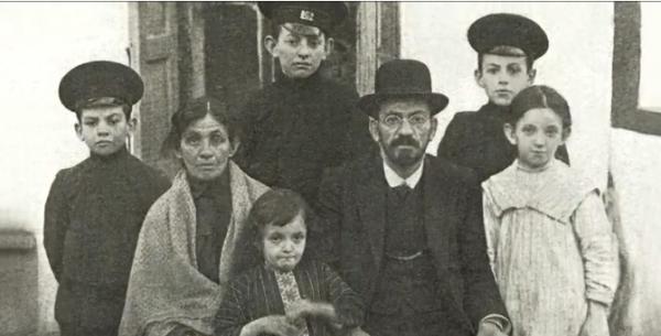 Мендель  Бейлис  с  семьёй