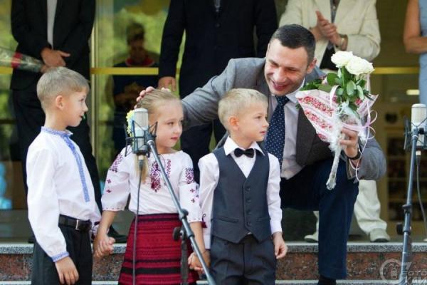 Мэр Киева В.Кличко первого сентября приветствует школьников