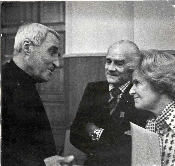 Юлия Добровольская с Константином Симоновым и Альберто Моравия. 1970-е годы