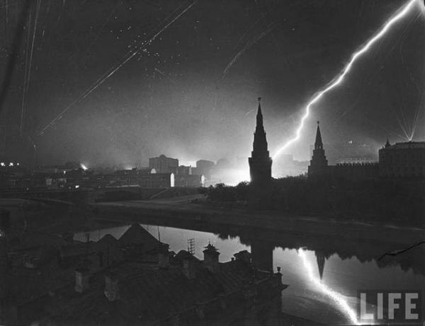 С июля по август 1941 года в Москве работала известный фотокорреспондент американского журнала «Лайф» Маргарет Берк-Уайт (Margaret Bourke-White). В период войны фотографировать в Москве было строго запрещено, только за одно то, что ты держишь в руках фотоаппарат — шли под суд. Но власти дали разрешение Берк-Уайт снимать в надежде на то, что фотографии, напечатанные в западном журнале, послужат укреплению авторитета СССР. На этой фотографии Маргарет Берк-Уайт изображено ночное московское небо во время налета гитлеровской авиации, как раз то, что видел своими глазами и о чем рассказал в нашем интервью Юрий Кривоносов, который потом стал фотографом.