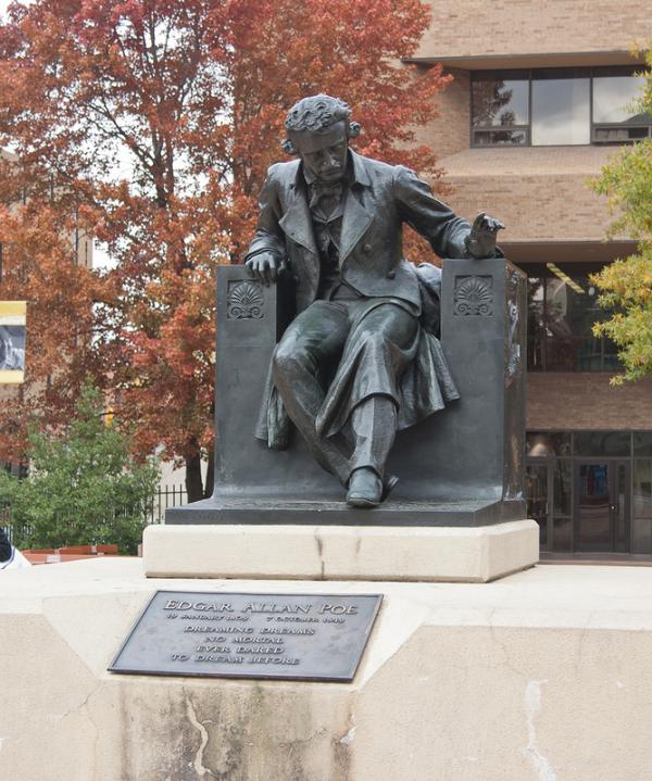 Памятник Эдгагу По (1917).  Установлен на территории университета Балтимора