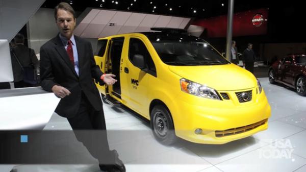 Новое желтое нью-йоркское такси фирмы «Ниссан» на автосалоне в Нью-Йорке. Кадр видео USA Today.