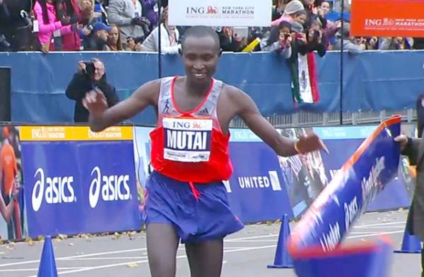 Первым среди мужчин на Нью-Йоркском марафоне финишировал кениец  Джефри Мутаи (Geoffrey Mutai). Его время — 2:08:24 — 2 часа 8 минут и 24 секунды. На втором месте эфиопец   Цегайе Кебеде (Tsegaye Kebede), победитель Лондонского марафона 2013 года (2:09.16).  На снимке Джефри Мутаи на финише.