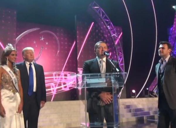 На трибуне лас-вегасского казино Planet Hollywood Араз Агаларов, рядом Амин Агаларов, чуть поодаль Дональд Трамп и Оливия Калпо