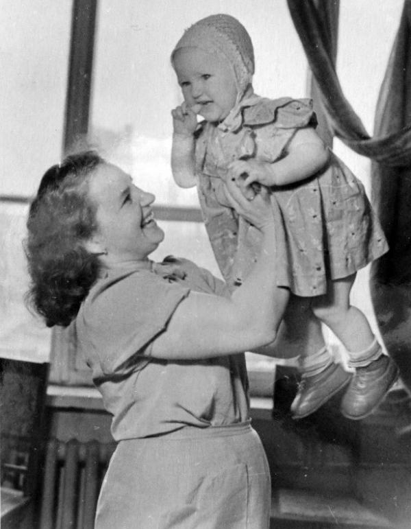 Нелина со мной в мастерской на Верхней Масловке, 1952 г.