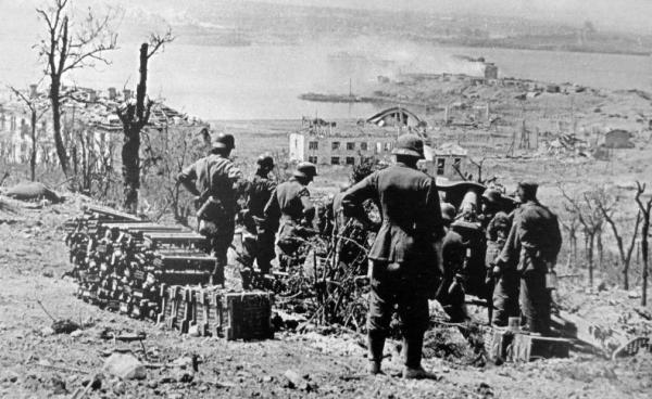 Немцы из 105-мм гаубицы обстреливают город. Июнь 1942 г
