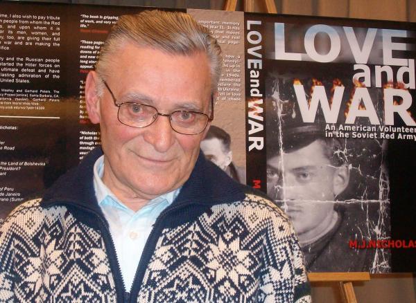 Николас Бурлак во время презентации своей книги "Love and War", Бостон 2009. Фото Алекс Марин