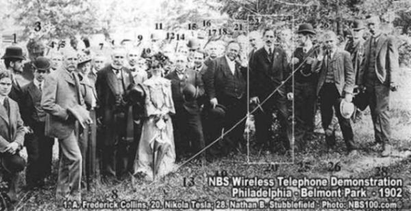 Демонстрация беспроволочного телефона в Филадельфии. 1902 г. Никола Тесла — в рамке.