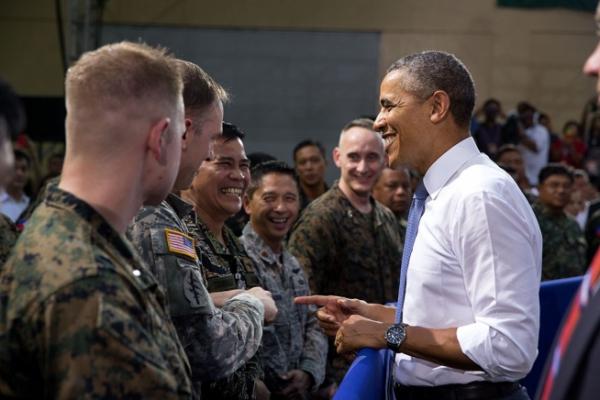 Барак Обама приветствует американские войска на военной базе США в Форт Бонифацио в 11 км от Манилы. 29 апреля 2014 г