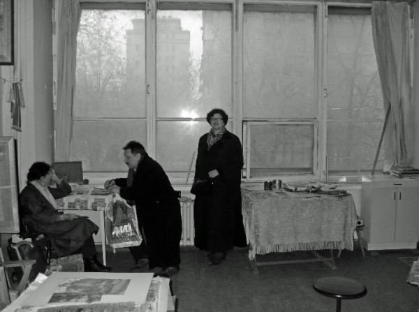 Одна из мастерских, 2013 г. Сидят художница, хозяйка галереи и А.Ильин