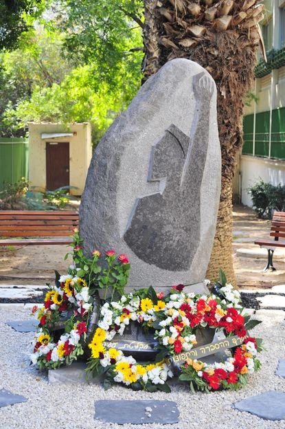 Памятник Печерскому в Тель-Авиве