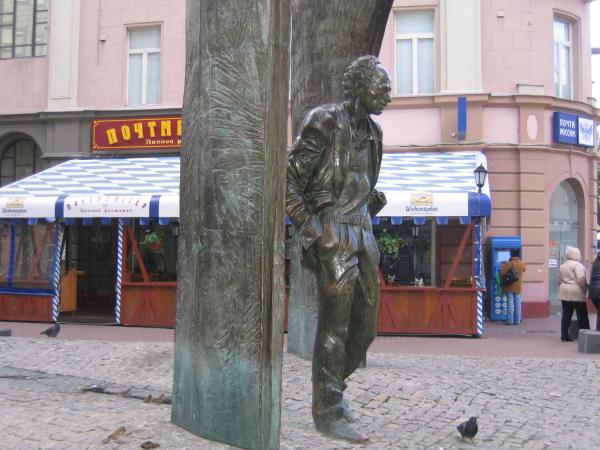 Памятник Окуджаве на Арбате на углу Плотникова переулка
