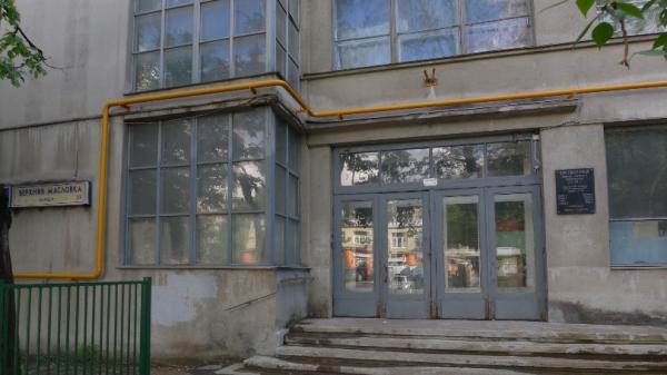 Парадный подъезд с мемориальной доской, оснащенный новой трубой отопления, 2013 г