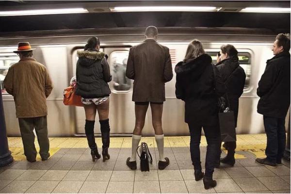 «Проезд в сабвее без штанов» (No Pants Subway Ride). 12 января 2014 г. Photo by Arin Sang-urai/Flickr/ improveverywhere.com