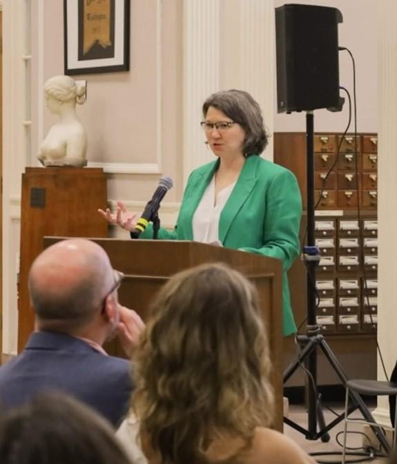 Выступает куратор АРХИВА Молли Блэйсинг