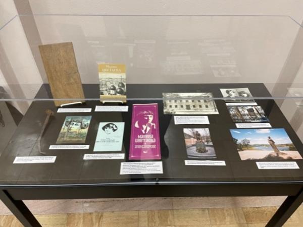 Столик для архива Марины Цветаевой