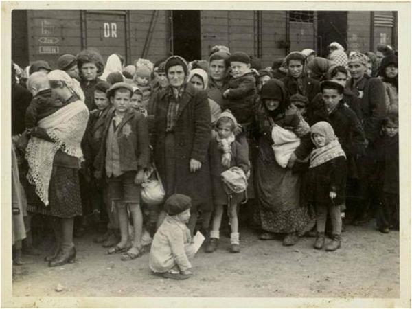   Прибытие эшелона в Освенцим. Старики и дети шли прямо в газовые камеры