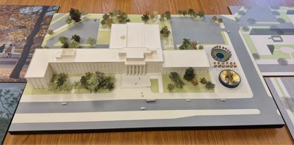 Макет здания муниципалитета с проектом Мемориала по правую сторону