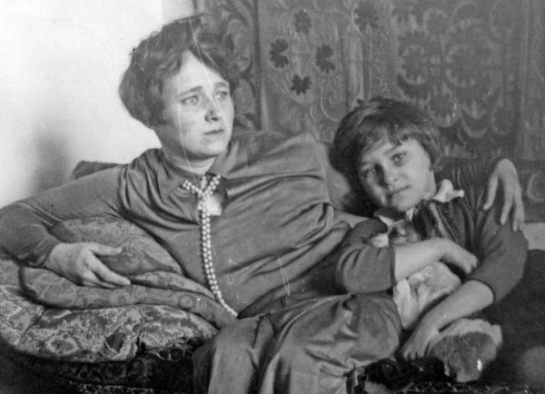 Полина и Неля на Верхней Масловке, ок. 1936