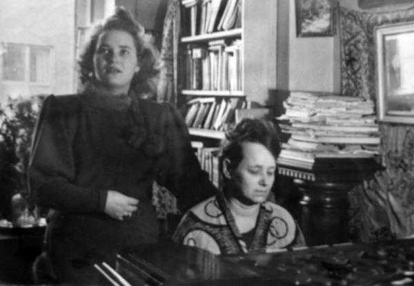 Полина и Неля на Верхней Масловке, ок. 1948 г