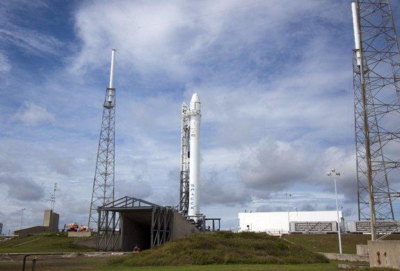 Грузовой корабль SpaceX Dragon и ракета-носитель SpaceX Falcon 9 на старте на мысе Канаверал во Флориде. 7 октября 2012 г. 