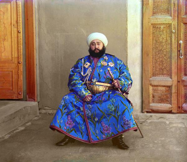 Фотографический портрет Алим Хана (1880-1944), последнего эмира Бухары, сделан в 1911 году Сергеем Михайловичем Прокудиным-Горским. В оригинале это одна из самых первых цветных фотографий, сохранившаяся до наших дней. Оригинал хранится в Библиотеке Конгресса США. Фотографический портрет Алим Хана (1880-1944), последнего эмира Бухары, сделан в 1911 году Сергеем Михайловичем Прокудиным-Горским. В оригинале это одна из самых первых цветных фотографий, сохранившаяся до наших дней. Оригинал хранится в Библиотеке Конгресса США.