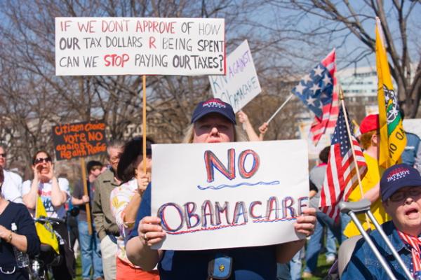 Демонстрация протеста против реформы здравоохранения президента Обамы у здания Верховного суда США в Вашингтоне.