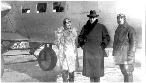 Справа-налево: Игорь Сикорский, Сергей Рахманинов и инженер, барон Николай Соловьев на фоне самолета S-29 на летном поле им. Рузвельта, Лонг-Айленд, Нью-Йорк. Осень-зима 1924 года Справа-налево: Игорь Сикорский, Сергей Рахманинов и инженер, барон Николай Соловьев на фоне самолета S-29 на летном поле им. Рузвельта, Лонг-Айленд, Нью-Йорк. Осень-зима 1924 года