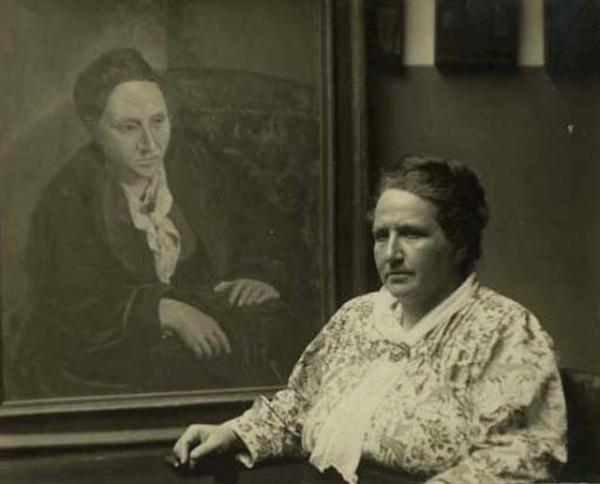 Гертруда Стайн на фоне своего портрета Пабло Пикассо 1905 года. Photo Courtesy: Ray Stein