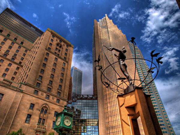 Монумент мультикультурализму в Торонто, Канада. Автор — Франциско Пирелли. Четыре идентичных скульптуры установлены в Буффало, ЮАР; в Чанчуне, Китай; в Сараево, Босния и Герцеговина, и в Сиднее, Австралия.