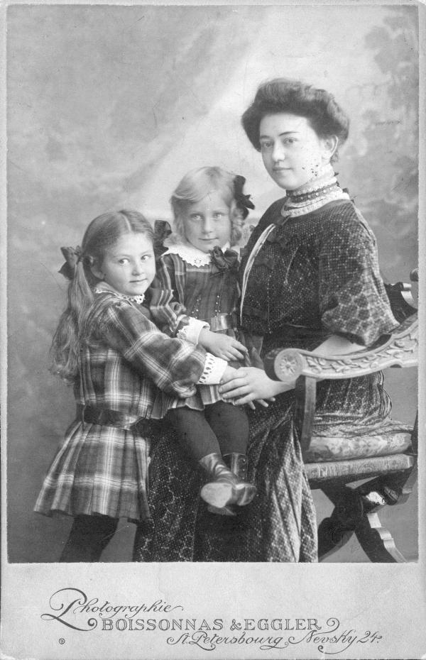 Роза Наумовна с девочками Надей и Лидой