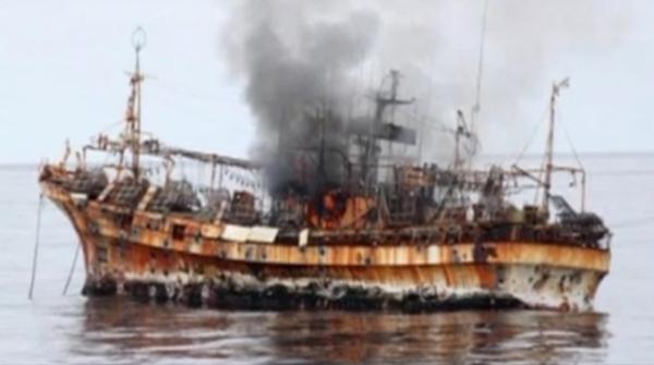 Японский «корабль-призрак» Ryou-Un Maru расстрелянный и потопленный береговой охраной США в начале апреля 2012 г. Photo Courtesy: guardian.co.uk Японский «корабль-призрак» Ryou-Un Maru расстрелянный и потопленный береговой охраной США в начале апреля 2012 г. Photo Courtesy: guardian.co.uk