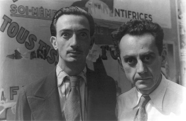 Сальвадор Дали (слева) и Мэн Рэй, делающие «дикие» глаза.  Париж, 16 июня 1934 г. Фото Карла Ван Вечтена. 
