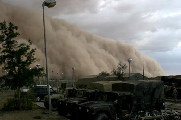 Песчаная буря в Ираке. Снимок сделан военнослужащим США на военной базе в Ираке. 27 апреля 2005 г. Photo by Corporal Alicia M. Garcia, U.S. Marine Corps