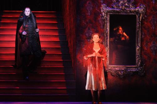 Сцена из спектакля «Бал вампиров», 2014 г. Сара (Е.Газаева), фон Кролок (И.Ожогин)
